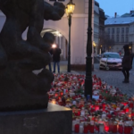 Praga, un tappeto di candele sul luogo della sparatoria all’Università