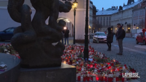 Praga, un tappeto di candele sul luogo della sparatoria all’Università