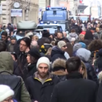 Natale tra pranzi in famiglia e tradizione: il racconto tra le strade di Roma