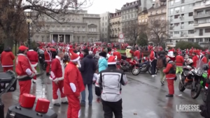 Serbia, Babbo Natale sfila in moto per le strade di Belgrado