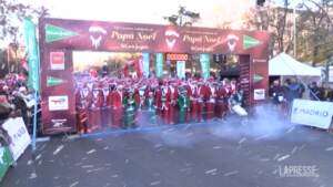 Madrid, in migliaia alla corsa di beneficenza vestiti da Babbo Natale