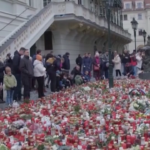 Praga, vigilia di Natale di lutto per vittime sparatoria Università: candele e fiori fuori dall’ateneo
