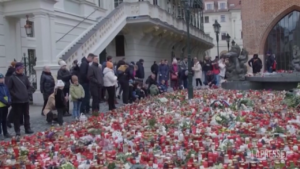 Praga, vigilia di Natale di lutto per vittime sparatoria Università: candele e fiori fuori dall’ateneo