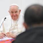 Natale, Papa Francesco: “Non confondere festa con consumismo, solidarietà a chi soffre in guerra”