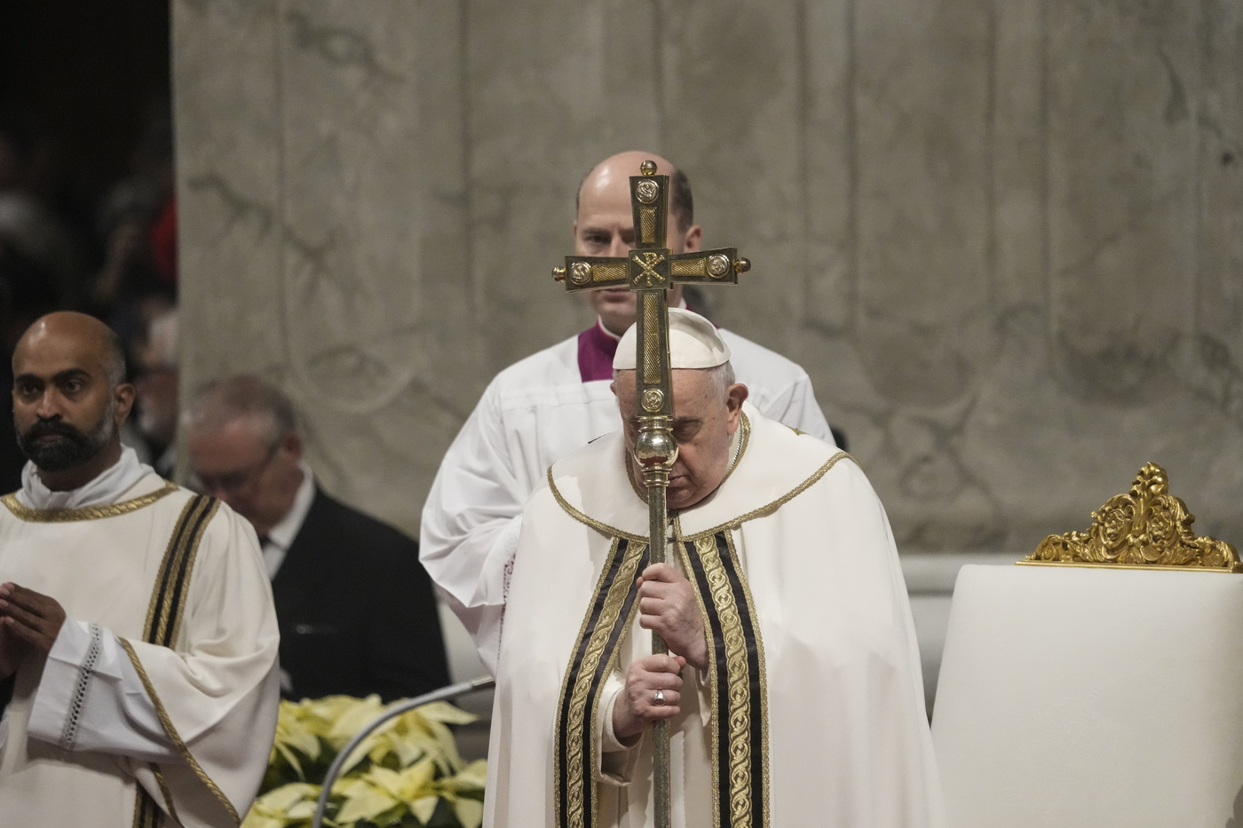 Messa di Natale, Papa: “Nostro cuore a Betlemme, Gesù rifiutato da guerra”