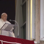 Papa: “Non confondiamo Natale con consumismo”