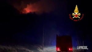 Incendi in Piemonte, le operazioni di spegnimento dei vigili del fuoco
