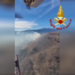 Torino, incendio a Condove: il sorvolo dei vigili del fuoco