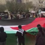 Betlemme, maxi bandiera palestinese in solidarietà con Gaza