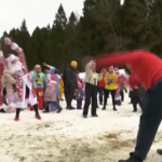 Russia, a Podolsk la corsa in costume per capodanno