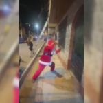 Perù, poliziotto si traveste da Babbo Natale in un raid contro trafficanti di droga