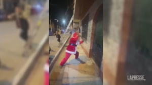 Perù, poliziotto si traveste da Babbo Natale in un raid contro trafficanti di droga