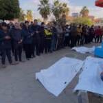 Gaza, preghiere per i morti davanti all’ospedale Al Aqsa