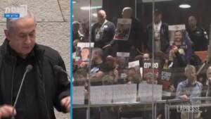 Israele, Netanyahu contestato in Parlamento da famiglie ostaggi