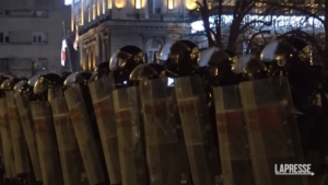 Serbia, violenti scontri nella notte a Belgrado: oltre 35 arresti