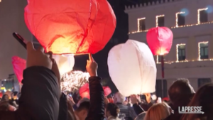 Grecia, centinaia di ateniesi festeggiano Natale in piazza