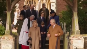 Natale, i reali britannici salutano la folla