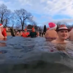 Berlino, tradizionale nuotata natalizia nel lago Oranke