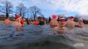 Berlino, tradizionale nuotata natalizia nel lago Oranke