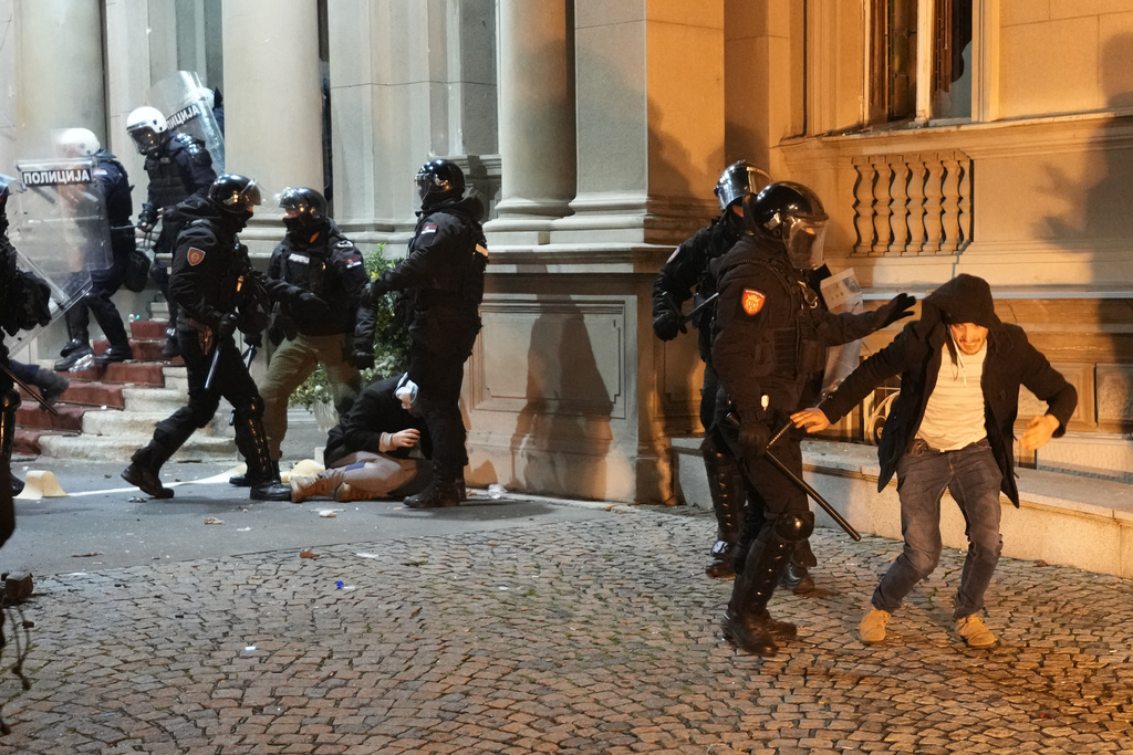 Serbia, tensione a Belgrado: oppositori tentano irruzione in municipio