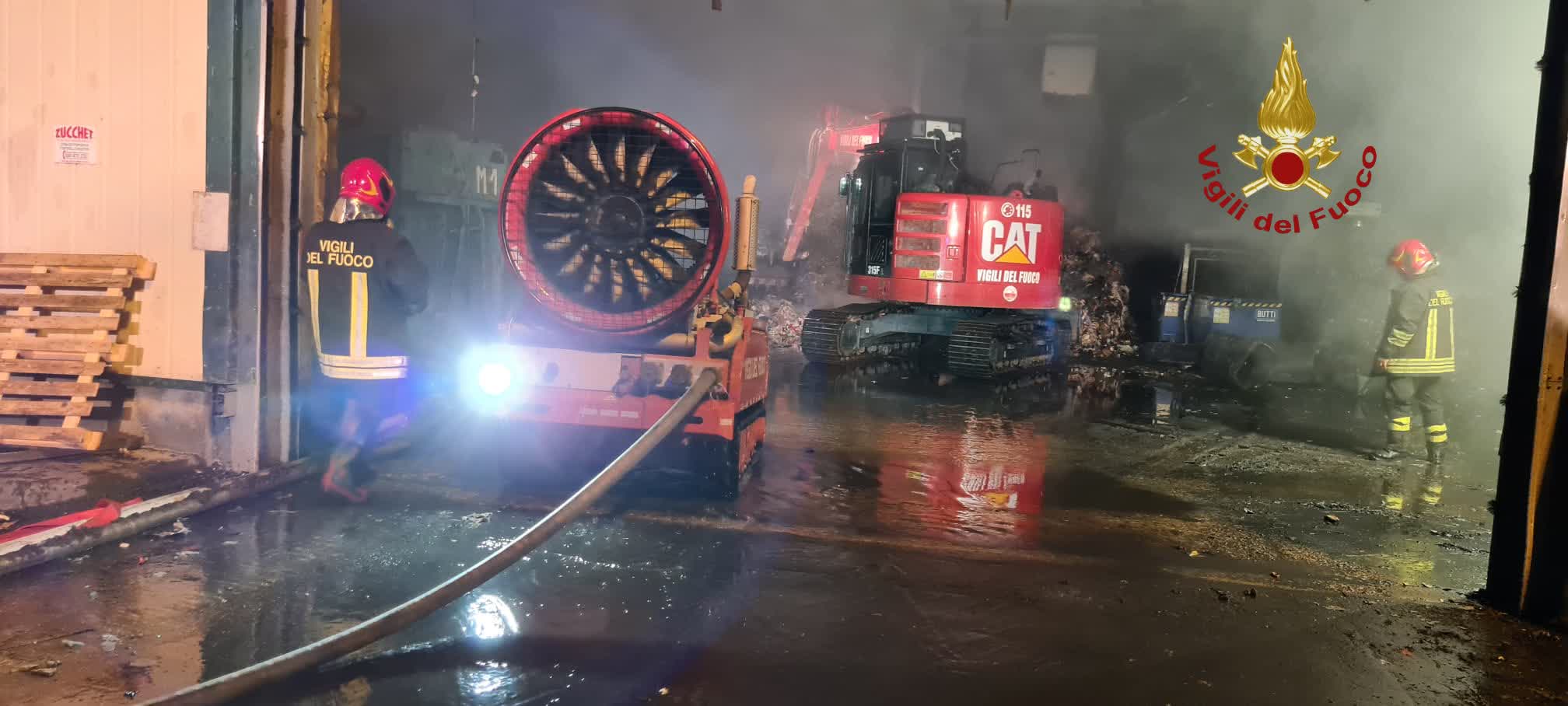 Roma, spento l’incendio nell’impianto rifiuti di via Malagrotta Roma, spento l’incendio nell’impianto rifiuti di via Malagrotta