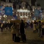 Parigi, migranti di fronte al municipio chiedono un rifugio