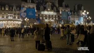Parigi, migranti di fronte al municipio chiedono un rifugio