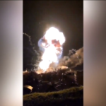 Crimea, la nave russa colpita dagli ucraini in fiamme