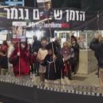 Israele, i parenti degli ostaggi a Gaza protestano a Tel Aviv