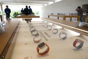 Apple Watch, il giro del mondo in 22 cinturini e quadranti internazionali