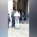 Roma, portone Palazzo Chigi pulito dopo essere stato imbrattato da una scritta rossa