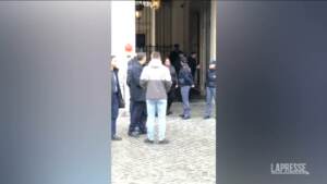 Roma, portone Palazzo Chigi pulito dopo essere stato imbrattato da una scritta rossa