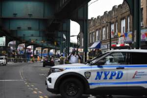 New York - Killer in scooter spara ai passanti tra Brooklyn e Queens: un morto