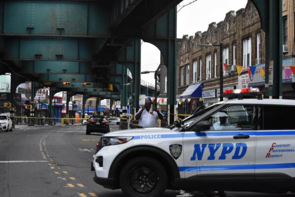 New York - Killer in scooter spara ai passanti tra Brooklyn e Queens: un morto