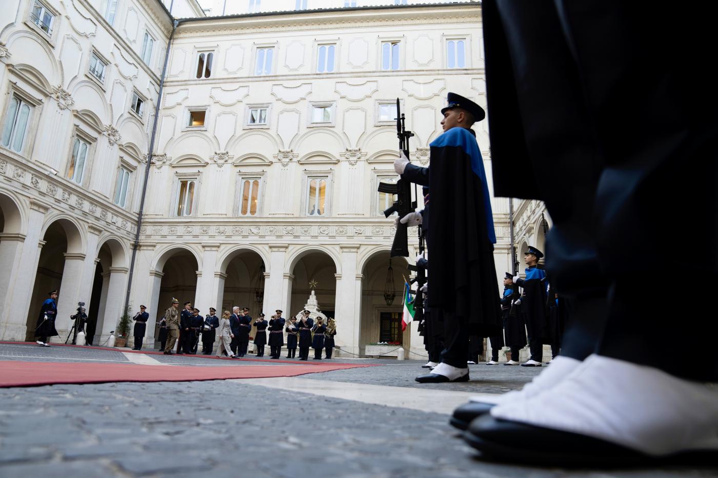 Palazzo Chigi, scritta rossa sul portone ‘Rex Republic’