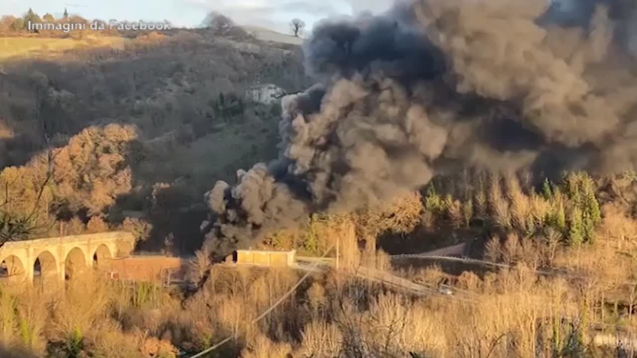 VIDEO Urbino, Il Fumo In Galleria Dopo Incidente Tra Bus E Ambulanza