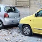 Roma, crollo calcinacci da palazzo in piazza Bologna: danneggiate auto