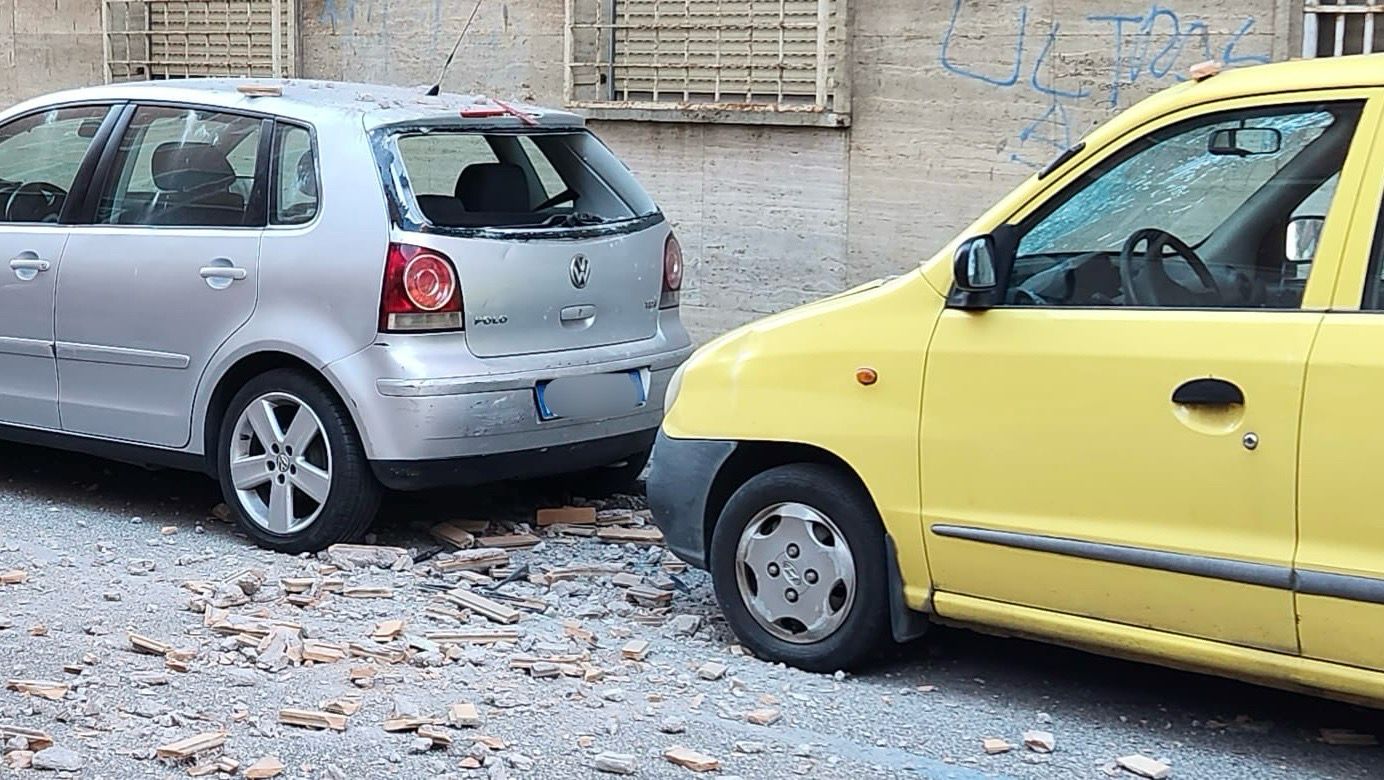Roma, crollo calcinacci da palazzo in piazza Bologna: danneggiate auto
