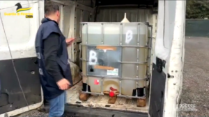 Roma, scoperta raffineria clandestina: sequestrati 230 mila litri di carburante