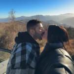 Natale d’amore per Elodie, i video social e la scritta ‘Happy’