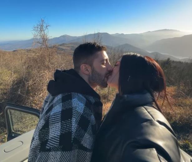 Natale d’amore per Elodie, i video social e la scritta ‘Happy’