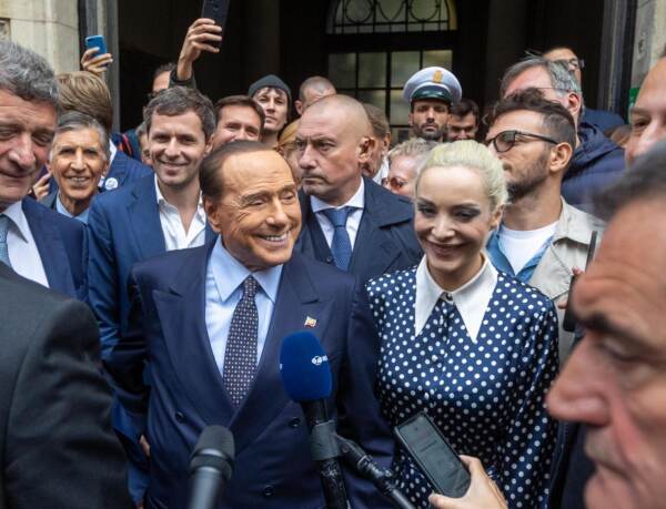 Elezioni, Berlusconi al seggio: il presidente di Forza Italia vota
