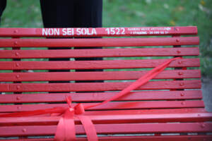 L'inaugurazione della panchina rossa simbolo di Un bacio contro la violenza nel Giardino davanti al Liceo Vittorini di Milano