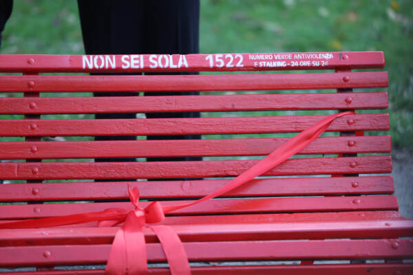 L'inaugurazione della panchina rossa simbolo di Un bacio contro la violenza nel Giardino davanti al Liceo Vittorini di Milano