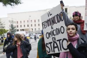 Università La Sapienza . Protesta durante l’inaugurazione della panchina rossa donata dall’AS Roma
