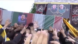 Iran, folla a Teheran ai funerali di Seyed Razi Mousavi