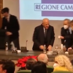 Napoli, gli spostano la sedia e Vincenzo De Luca cade a terra