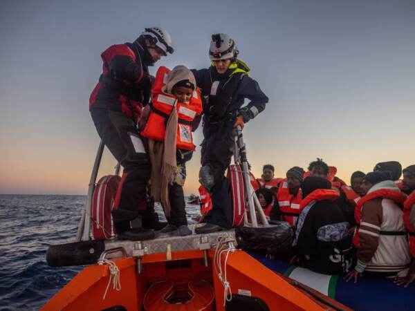 Migranti, a Marina di Carrara arrivata la nave Sea Watch 5