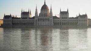 Budapest sommersa: l’acqua del Danubio riempie le strade della città