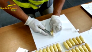 Bologna, ingerisce 1,3 kg di cocaina: arrestata